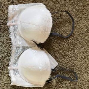 Never worn beautiful bra